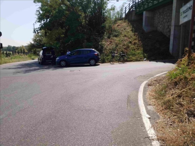 Sputi e spintoni agli agenti: ciclista veronese finisce nei guai
