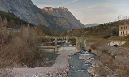 Si tuffa nel fiume a Ferragosto e sparisce nel nulla: trovata una scarpa del giovane Massimo Pizzoli