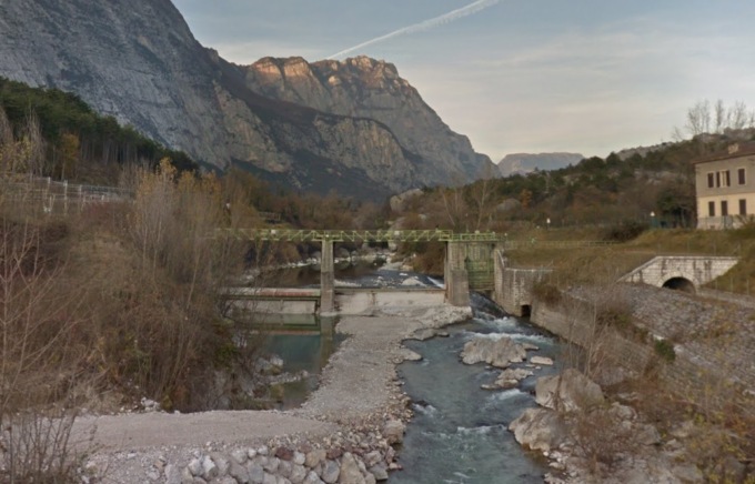 Si tuffa nel fiume a Ferragosto e sparisce nel nulla: trovata una scarpa del giovane Massimo Pizzoli