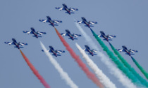 Aerei militari sul Garda, tutti col naso all'insù: lo spettacolo delle Frecce Tricolori (e non solo)