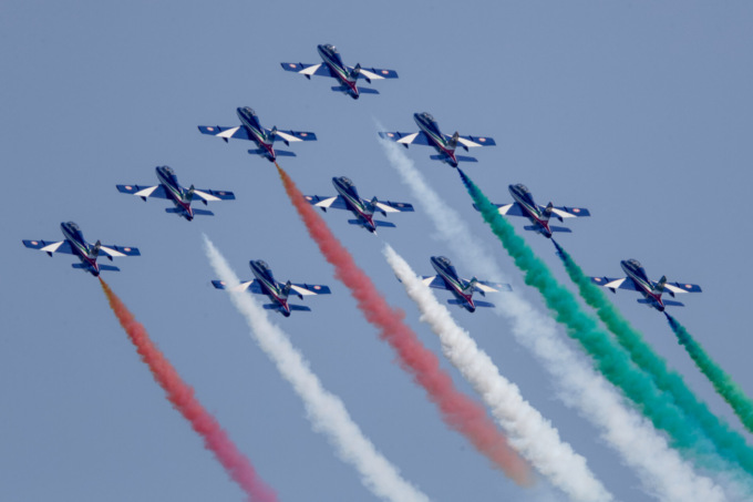 Aerei militari sul Garda, tutti col naso all’insù: lo spettacolo delle Frecce Tricolori (e non solo)