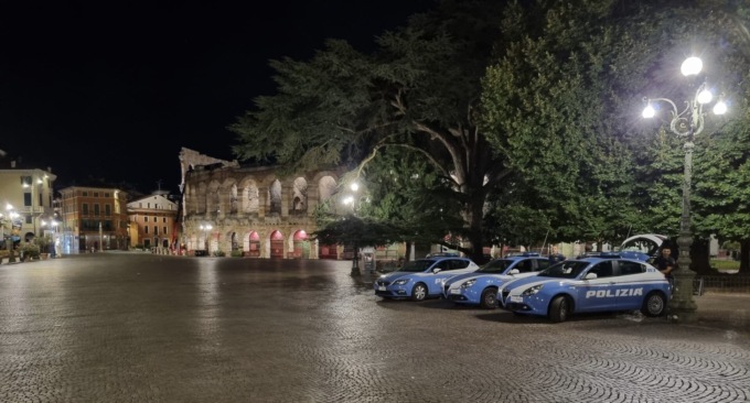 Verona, scippi e borseggi in piazza Bra: due nordafricani arrestati in due giorni