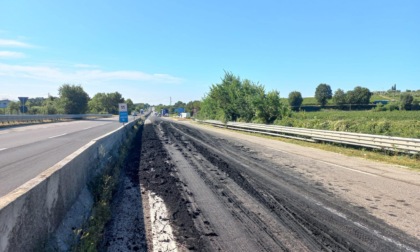 Affi, camion perde il carico di fango sulla SR 450: strada chiusa in direzione Castelnuovo
