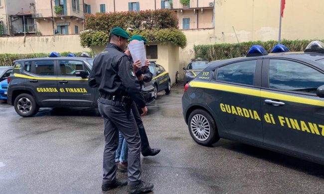 La fuga da film di un corriere della droga in auto, i colpi di pistola (le sportellate) e l’esito imprevedibile dell’inseguimento
