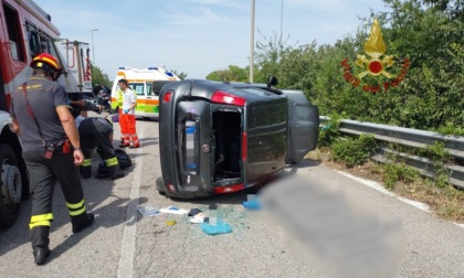 Perde il controllo della sua auto e si cappotta: 37enne resta intrappolato nell'abitacolo