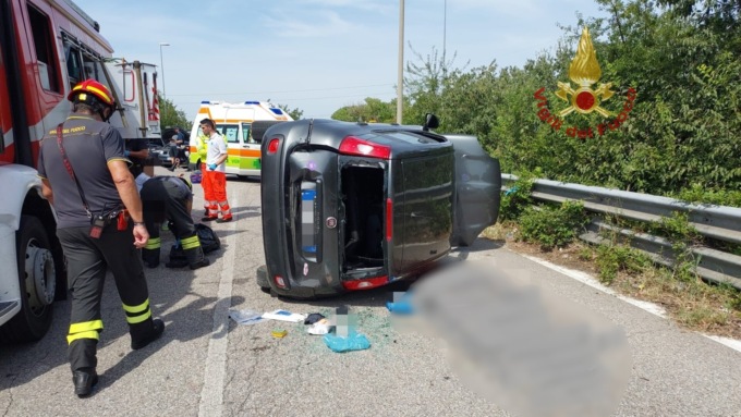 Perde il controllo della sua auto e si cappotta: 37enne resta intrappolato nell’abitacolo