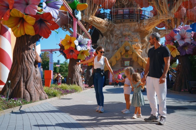 L’attore Giuseppe Zeno e Margareth Madè a Gardaland con le figlie