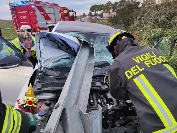 Esce fuori strada e finisce “infilzata” dal guardrail: la conducente incastrata tra le lamiere