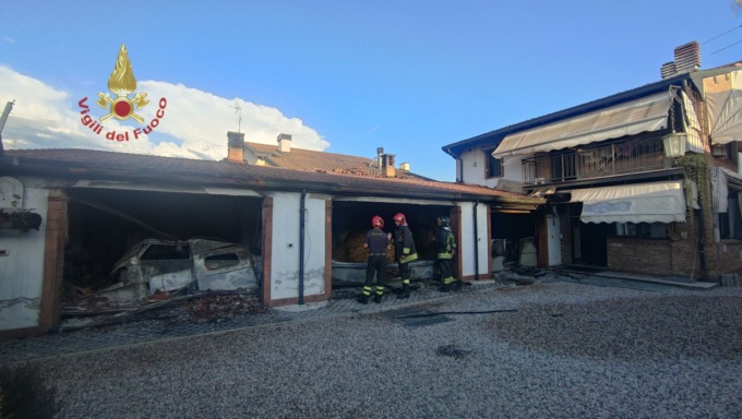 Incendio in un’abitazione a Zevio, a fuoco i garage