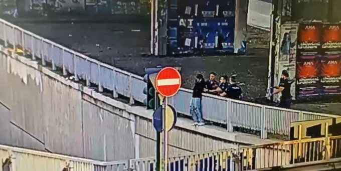 Verona, vuole lanciarsi dal cavalcavia di viale Piave: 33enne salvato dagli agenti della Polizia