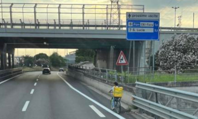Ormai siamo al punto che i rider in bici “viaggiano” in tangenziale