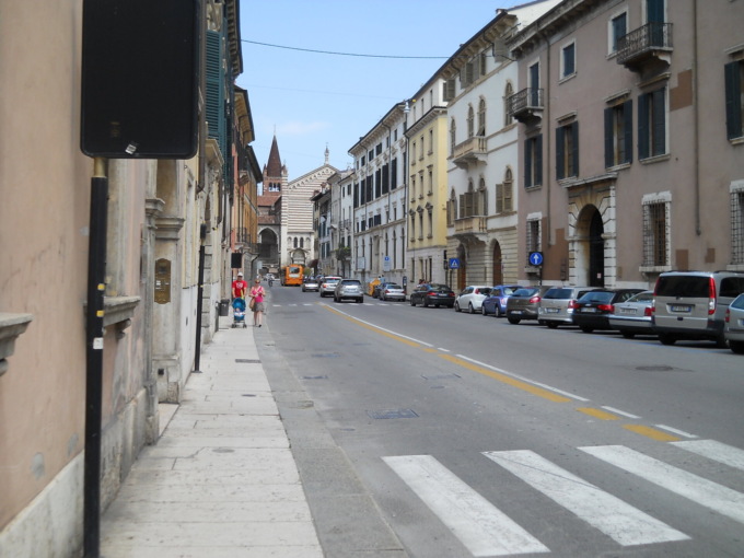 Vuole la sua collanina e lo aggredisce con un coltello ma il figlio eroe reagisce