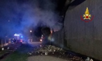 Castagnaro, video e foto dell'incendio che ha devastato il capannone dell'azienda agricola: bruciati anche i trattori