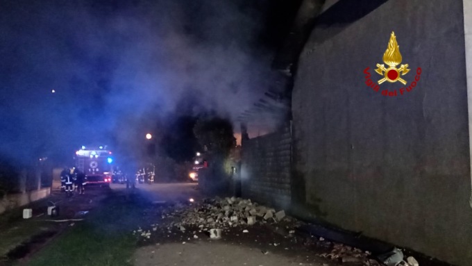 Castagnaro, video e foto dell’incendio che ha devastato il capannone dell’azienda agricola: bruciati anche i trattori