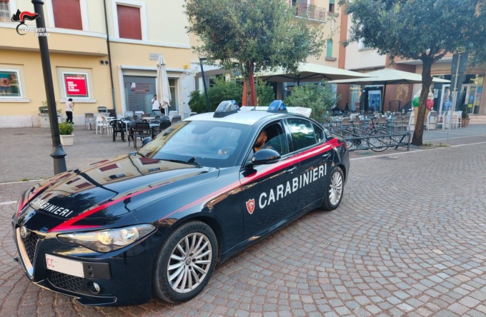 Ruba una bici elettrica in pieno centro a San Bonifacio, il proprietario interviene e viene preso a calci in faccia