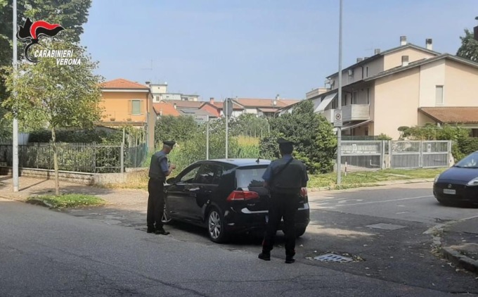 Violenza dopo l’alt: cinque stranieri irregolari aggrediscono i Carabinieri