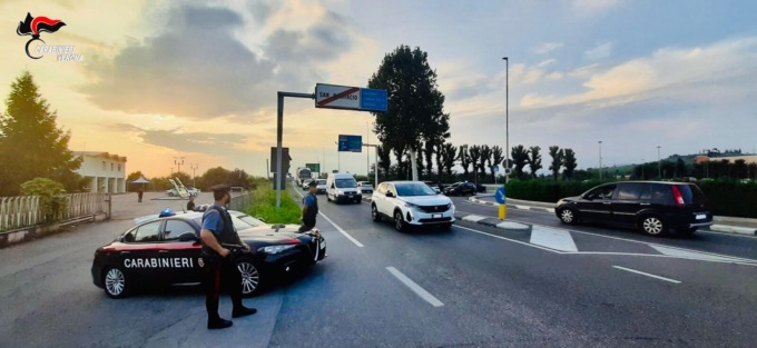 Tentato furto in un supermercato a Caldiero, fermata una banda di ladri: in auto avevano un bottino da 1.600 euro