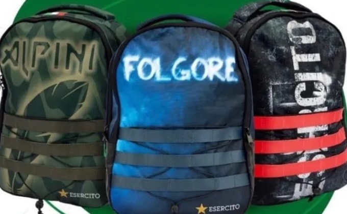 Bufera sui bimbi “militari” con lo zaino dell’esercito