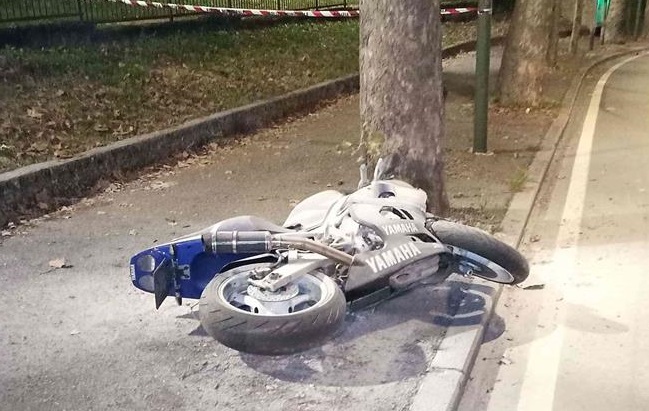 Tragedia in Circonvallazione Oriani: dopo la morte del 27enne i parenti incendiano la sua moto