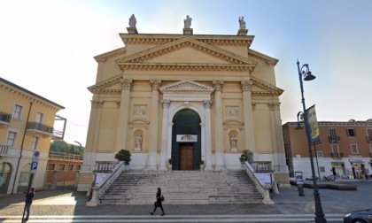 Entra in canonica durante la messa e ruba "il tesoro" del Duomo di Villafranca
