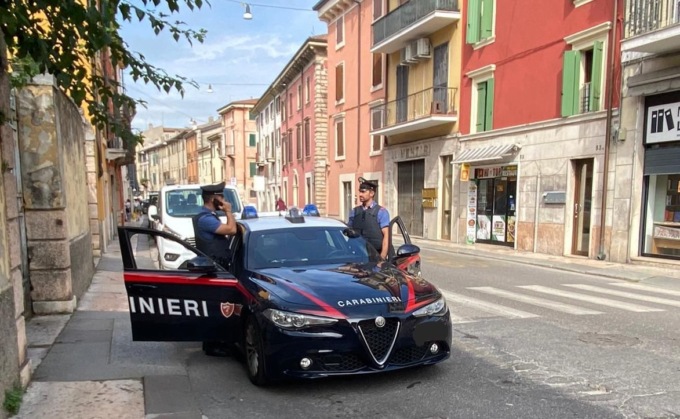Ordina alcolici a casa e paga il rider con denaro falso, poi tenta la fuga travestendosi