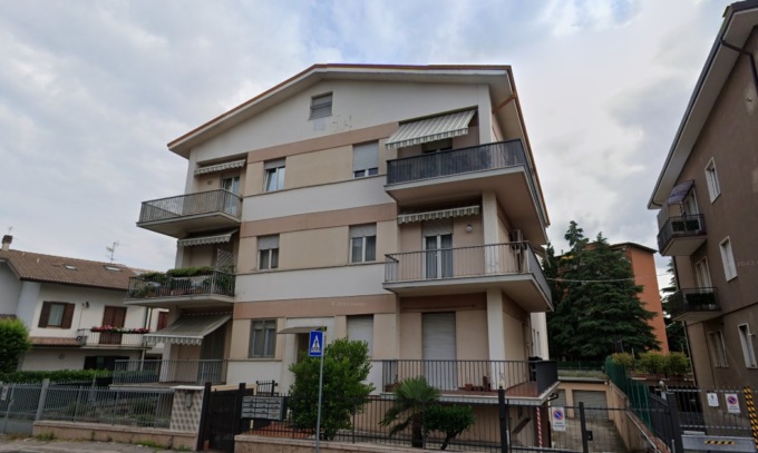 Sequestrata in casa per ore dal compagno: gli agenti “acrobati” la salvano calandosi dal tetto