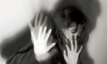Sedicenne violentata dall'ex fidanzato la vigilia di Natale: nemmeno l'amica è riuscita ad evitarlo
