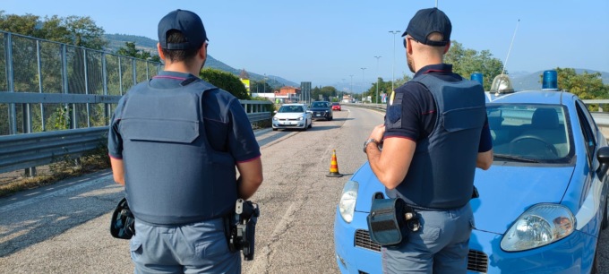 Armeggia vicino alle auto ma fa scattare l’allarme, 36enne algerino finisce in manette