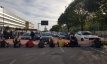 Protesta di Ultima Generazione a Verona, bloccata via del Lavoro