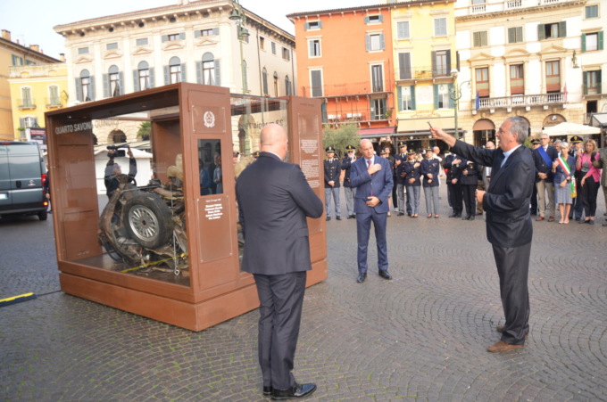 Strage di Capaci, i resti dell’auto su cui viaggiava Falcone è stata esposta in piazza Bra