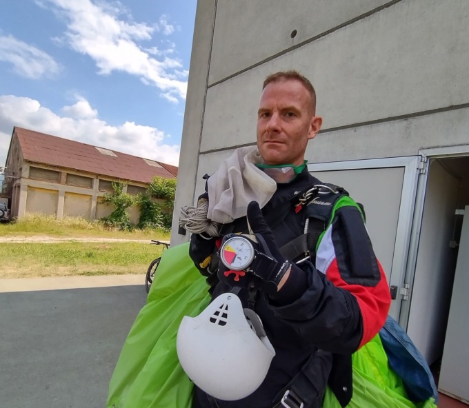 Tragedia a Boscomantico, precipita col paracadute: addio a Luca Spiller, aveva 44 anni