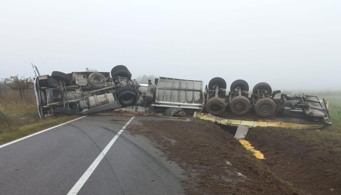 Camion carico di uova si ribalta contro un’auto: strada chiusa