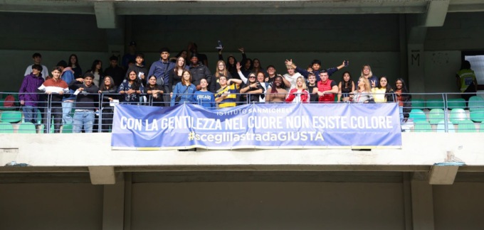 La gentilezza degli studenti in campo contro la violenza degli ultras