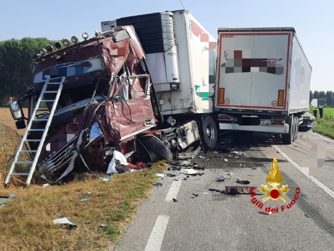 Incidente frontale tra due autotreni, coinvolta anche un’auto