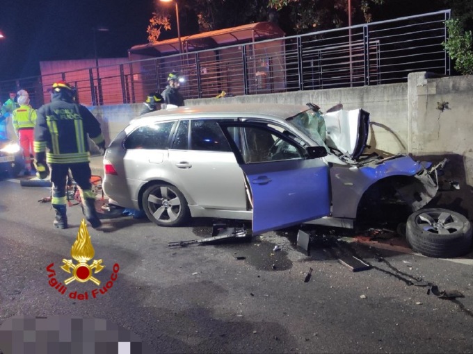 Perde il controllo dell’auto e si schianta contro un muro, morto un 23enne
