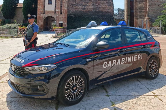 La cameriera non serve alcol a un ubriaco e lui la prende a bottigliate