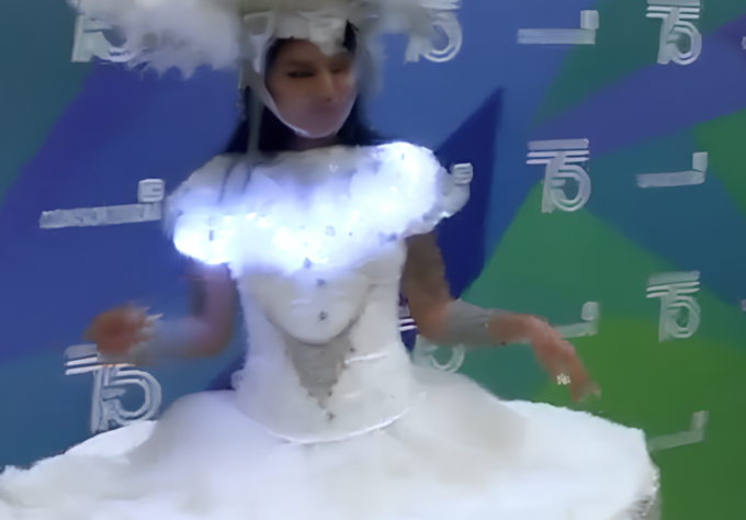 Bufera sulla ragazza “tavolino” al party del Consorzio Zai