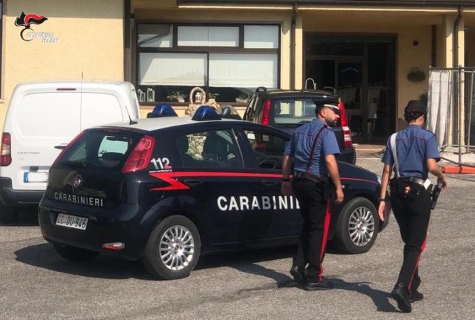 Si ubriaca al battesimo, prende a sediate la compagna e poi morde un carabiniere