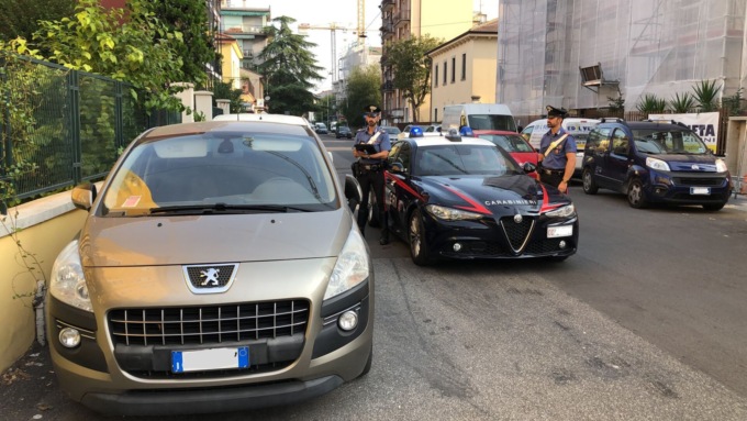 Topo d’auto semina il panico in Borgo Roma: ma la sua “fame” di rubare viene tradita da un piccolo dettaglio