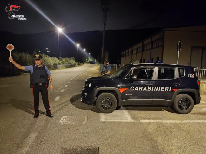 Tenta un furto in un’auto in sosta, poi aggredisce un passante che cercava di fermarlo