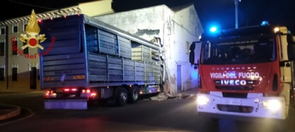 Camion esce fuori strada e si schianta contro un’abitazione, ferito il conducente
