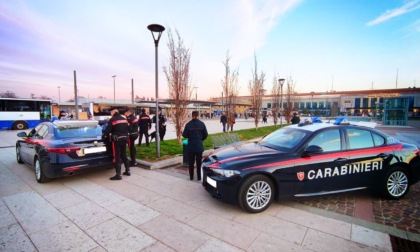 Panico in stazione: marocchino ubriaco e armato si denuda