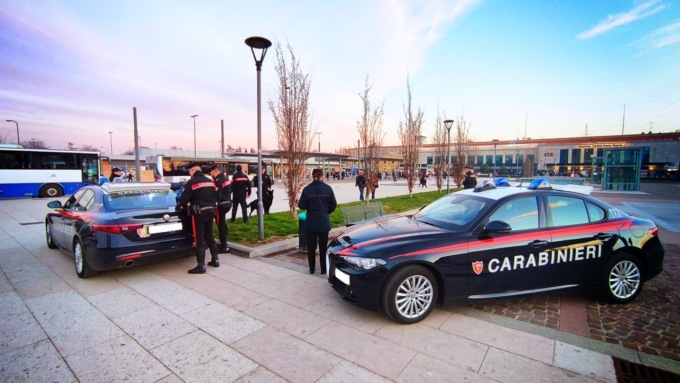 Panico in stazione: marocchino ubriaco e armato si denuda