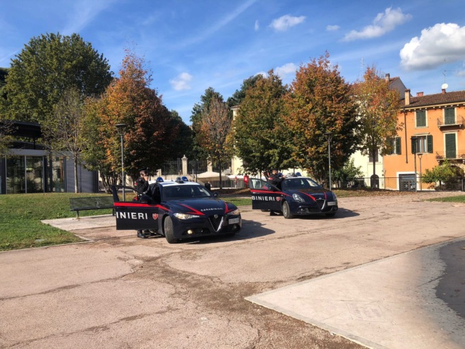 Minorenne chiede una sigaretta a due stranieri: loro lo massacrano di botte e lo derubano
