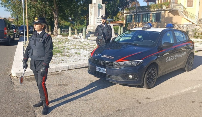 Il pacchetto di sigarette non contiene “bionde” ma droga: smascherato dai Carabinieri reagisce picchiando i militari e tentando la fuga