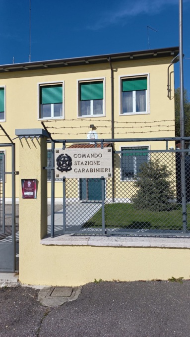 Va dai carabinieri per sporgere denuncia ma presenta documenti falsi e viene arrestato