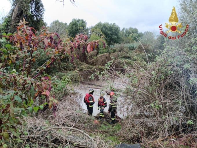 La piena improvvisa dell’Adige sorprende un uomo che resta intrappolato nel fango