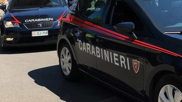 Vede i Carabinieri e getta alcune bustine: prima scappa e poi li aggredisce per non farsi bloccare