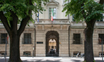 71enne veronese si inchioda a un albero davanti al Tribunale di Mantova per protesta