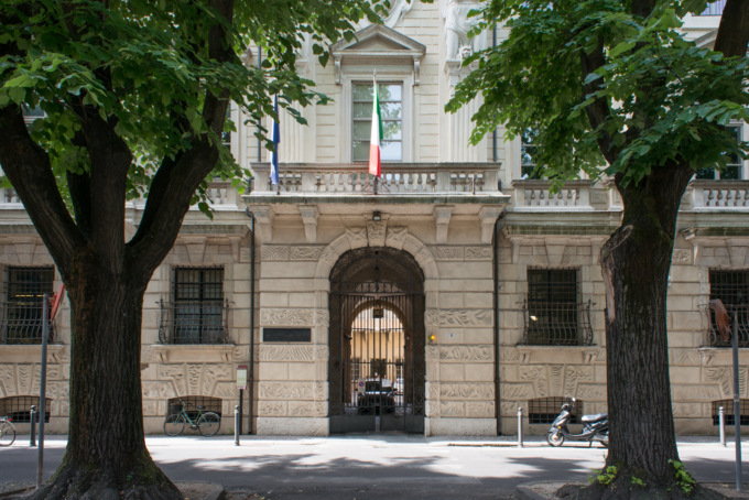 71enne veronese si inchioda a un albero davanti al Tribunale di Mantova per protesta